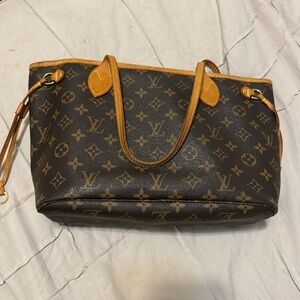 Authentic Louis Vuitton neverfull PM
Purchased/kept in closet
